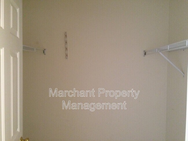 Building Photo - 305 Londonderry Ct