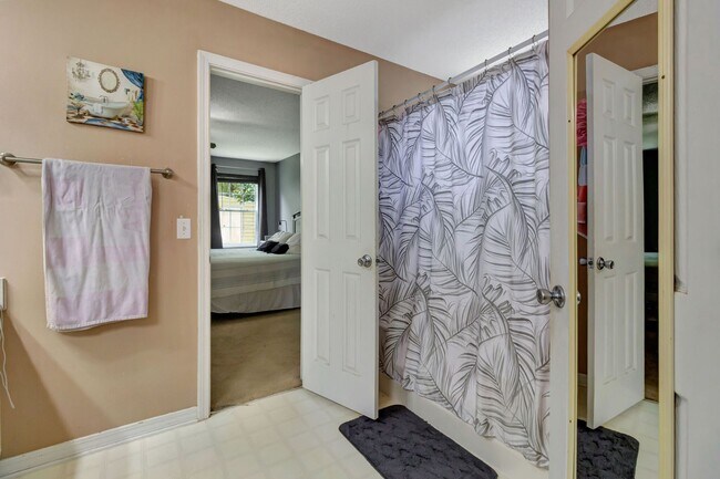 Building Photo - 3 Bedroom in Navarre! Move In $200 off 1st...