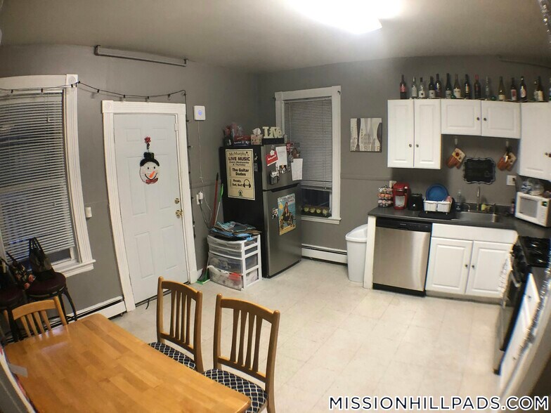 Building Photo - 168 Hillside St