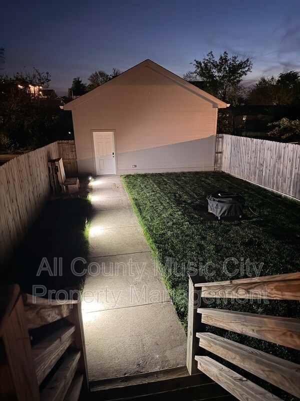 Building Photo - 1507B 14th Ave N