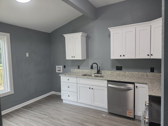 Building Photo - 307 E Pembroke Ave