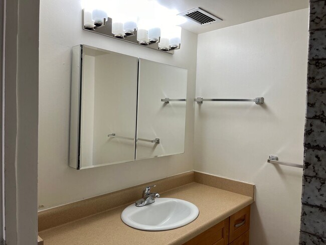 Building Photo - Village Maluhia - 2 bedrooms, 1 bath unit ...