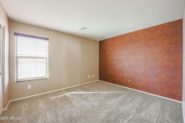 Building Photo - BEAUTIFUL SURPRISE HOME