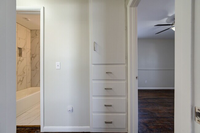 Building Photo - 2501 Ashley Dr