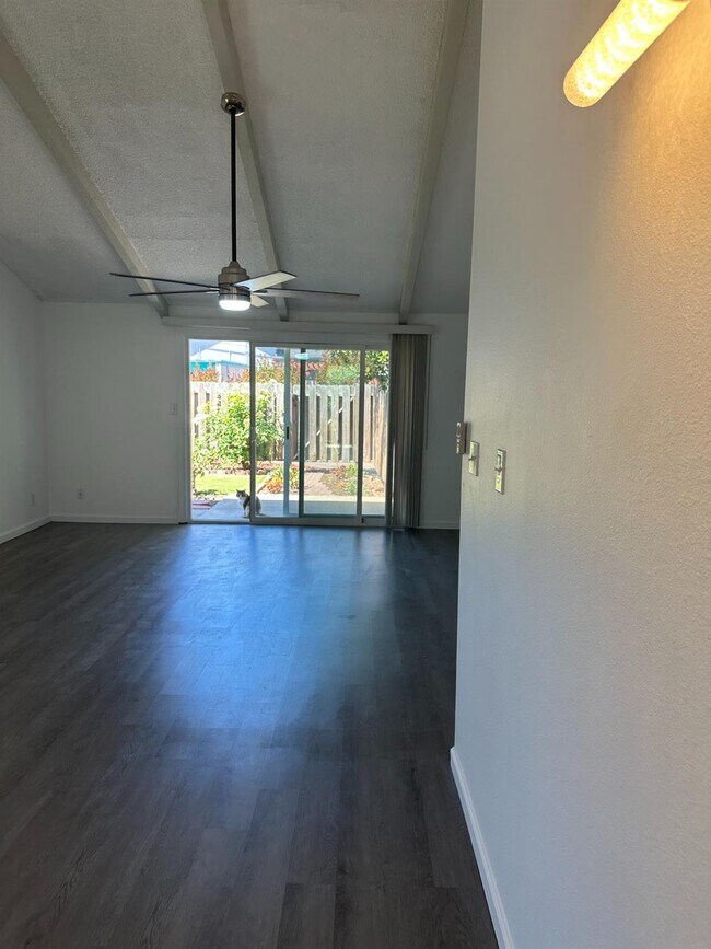 Building Photo - 1415 E Rialto Ave