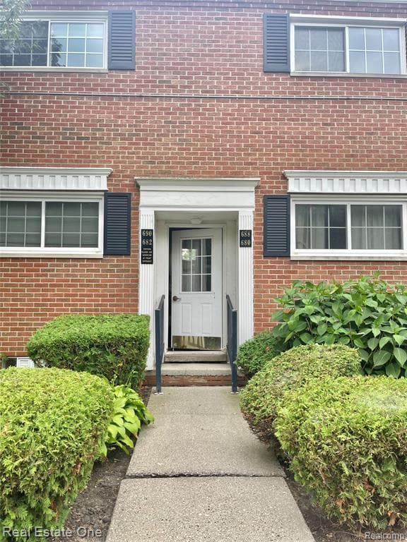 Building Photo - 688 E Fox Hills Dr