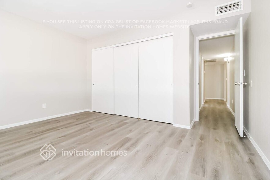 Building Photo - 8010 W Sierra Vista Dr