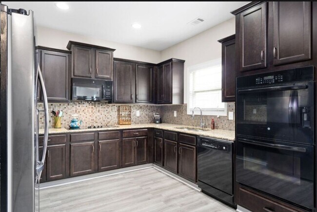 Building Photo - Spacious 5BR House in Clarksville