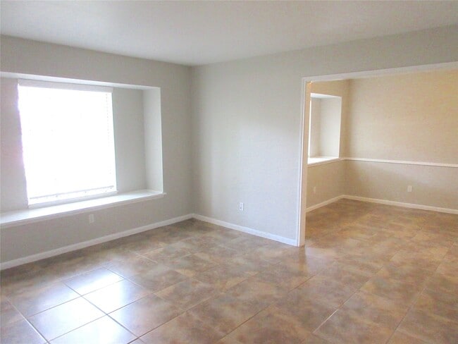 Building Photo - 3022 Kenross St