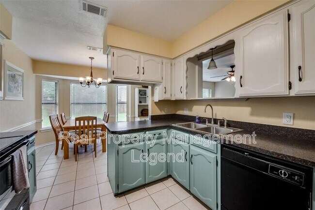 Building Photo - 617 Main St