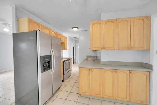 Building Photo - 1645 W 31st St