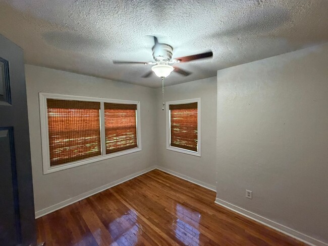 Building Photo - 3 Bed 1 Bath Home