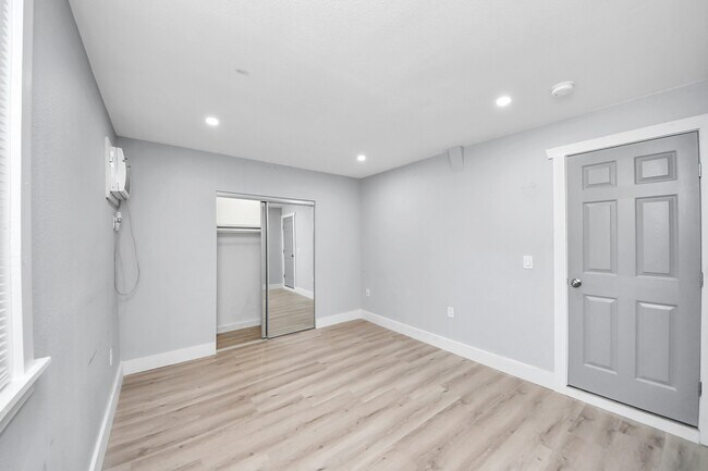 Building Photo - 5738 Kenilwood Dr