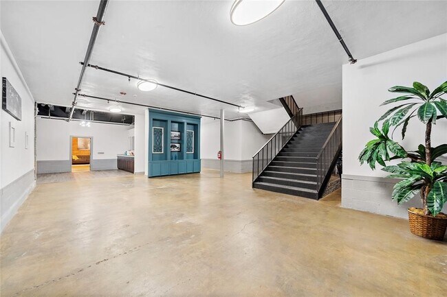 Building Photo - 612 W Texas Ave