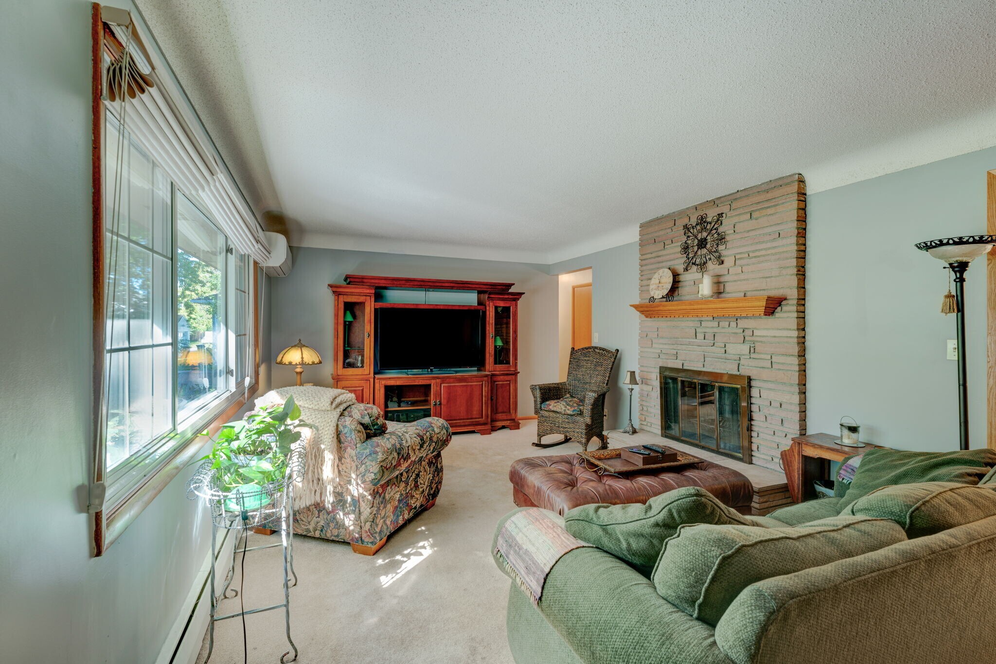 Living Room - 4925 Main St E