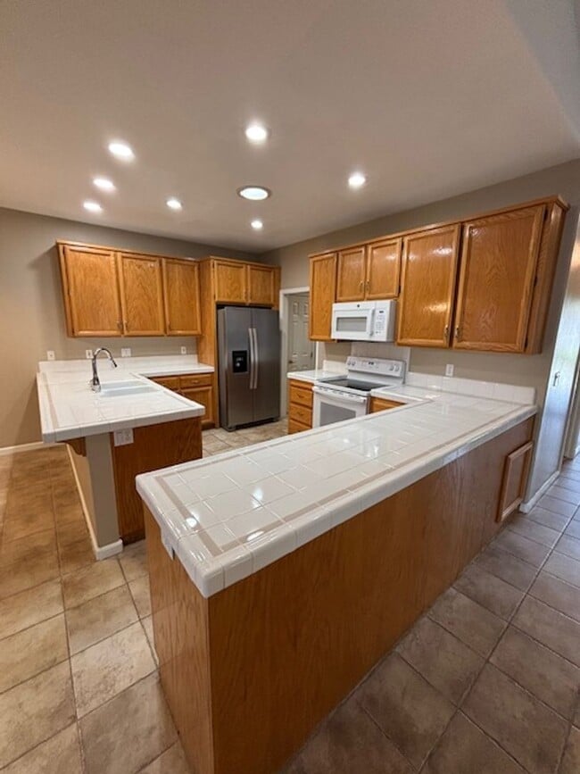 Building Photo - Three bed, two bath unit conveniently located off of Bell Road!