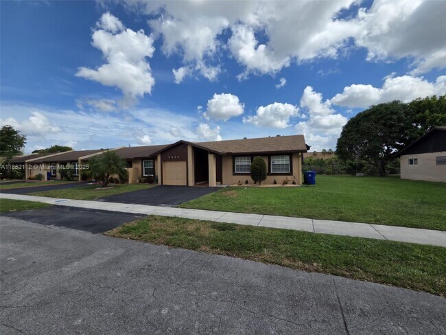 Building Photo - 9430 S Meadows Cir