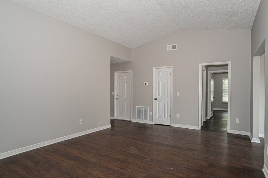 Building Photo - 6221 Alfredo Dr W