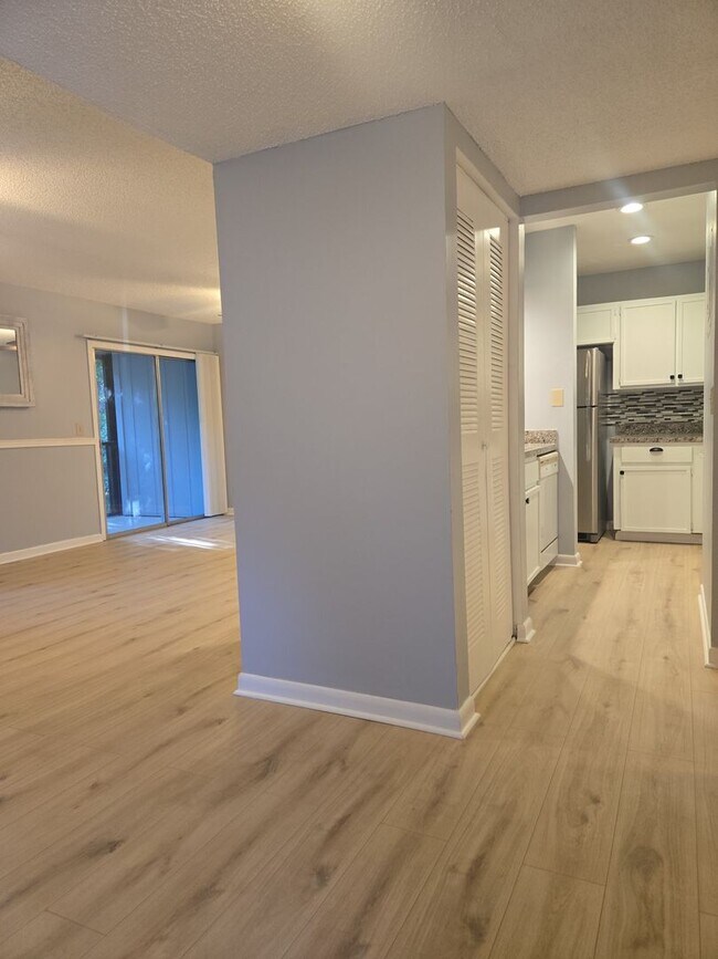 Building Photo - MOVE IN TODAY 2/2 IN DELTONA