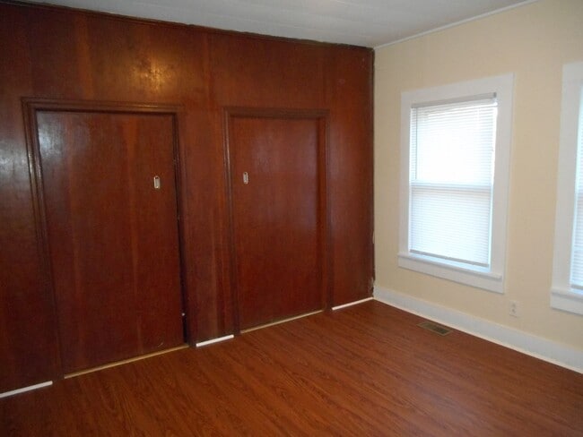 Building Photo - 2-Bedroom, 1- Bathroom Home Close to Downtown