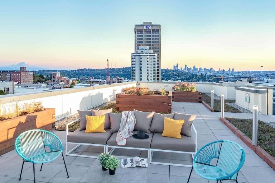 Rooftop Lounge - Nolan