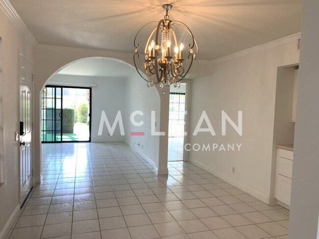Building Photo - Beautiful Two Bedroom Condo in a Stunning ...