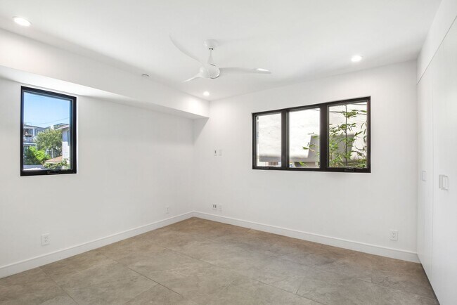 Building Photo - 2700 Manhattan Ave