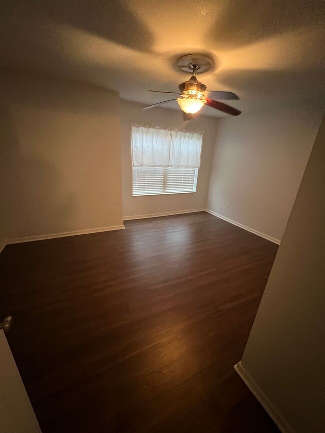 Building Photo - Spacious 3 Bedroom 2 Bath Condo Located To...