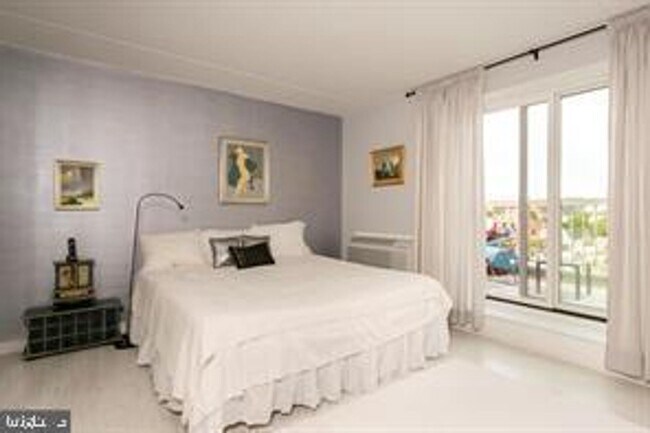 Building Photo - Bi-Level Penthouse with 3 Balconies & Delaware River Views | 3 Bed, 3 Bath | Society Hill