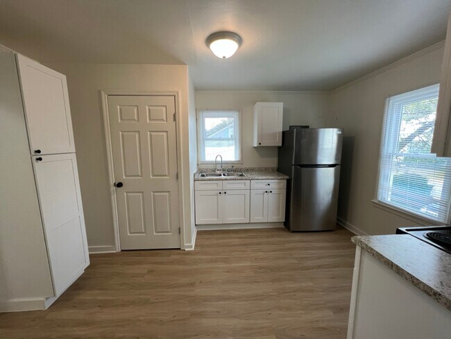 Building Photo - 103 Henry St