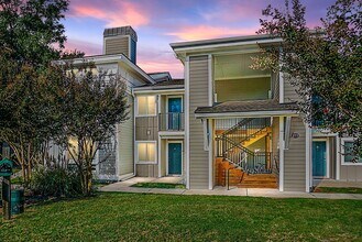 Building Photo - Renovated Condo located in heart of Mt Pleasant, near Ravenel Bridge and Waterfront Park