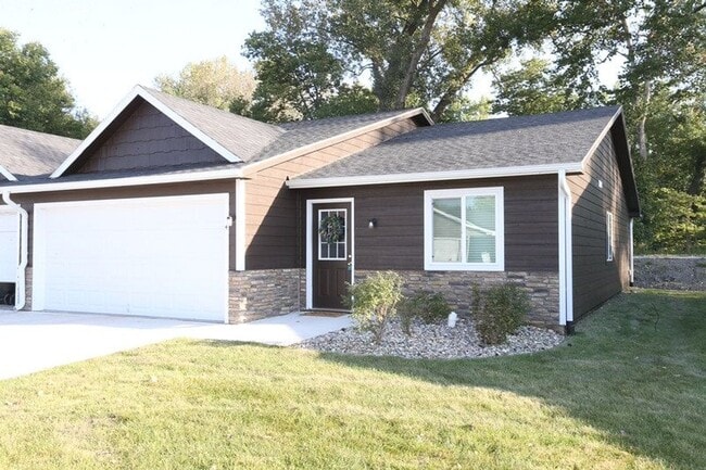 Building Photo - 745 S 17th Ave W