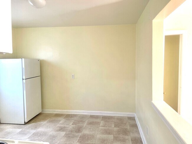 Building Photo - Sunny and Charming Beach Apartment For Rent!