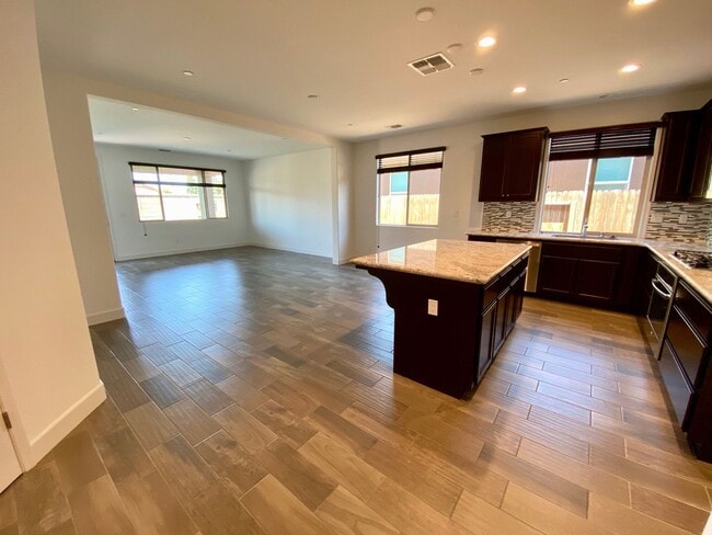 Building Photo - $2,650 Woodside Gated Community 4 Bdrm, So...