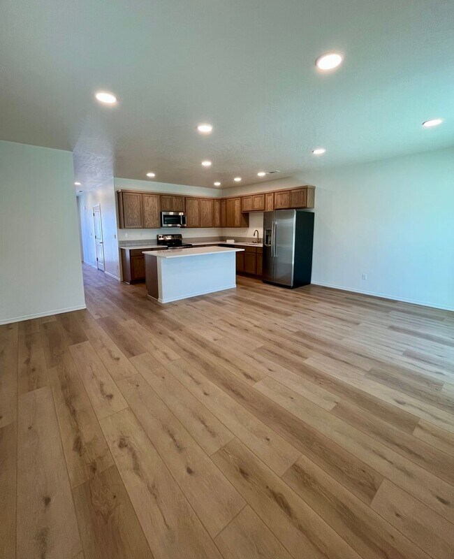 Building Photo - Corner Townhome!