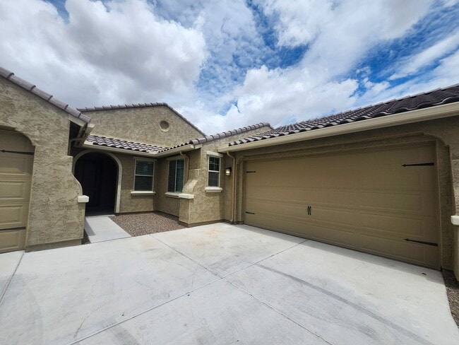 Building Photo - Single Family Home-  5 bedrooms 3 Baths