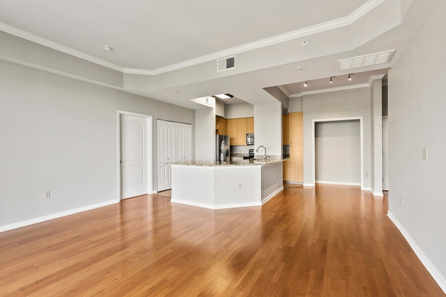 Building Photo - 3225 Turtle Creek Blvd