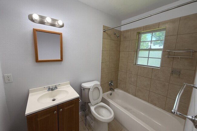 Building Photo - 211 Skyway Dr
