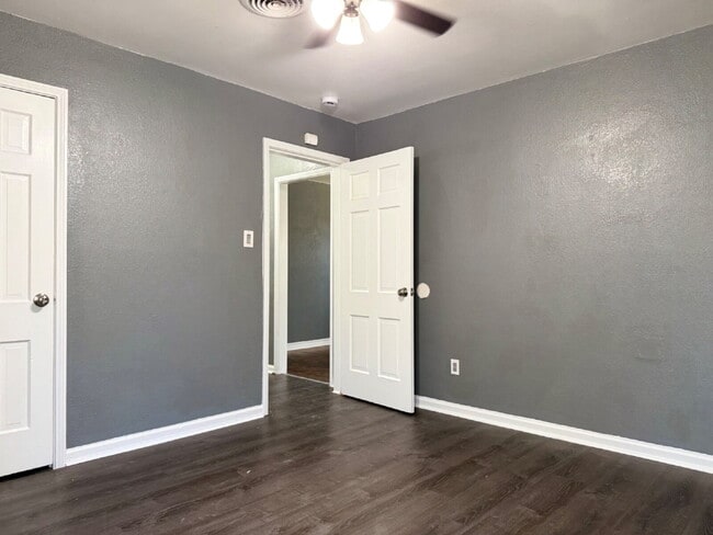 Building Photo - Steps from Beautiful  Park, Bonus Room & Central Lubbock Living!