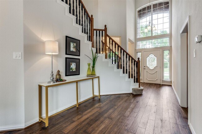 Building Photo - Located in a highly desirable neighborhood.