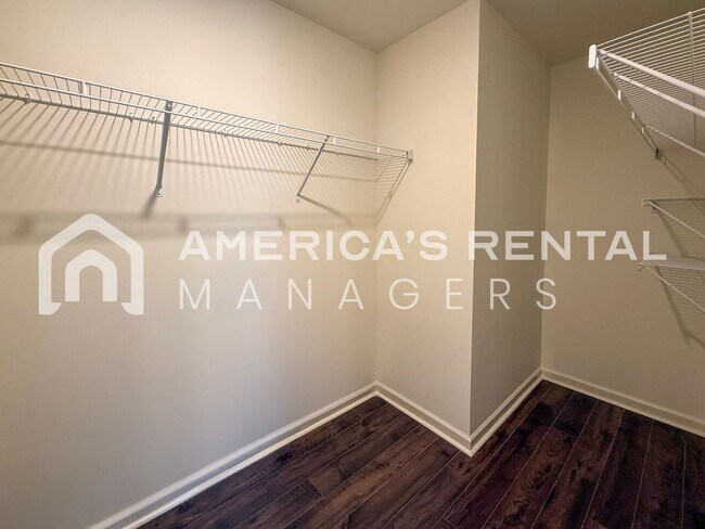 Building Photo - Move-in Special! Beautiful 5 Bed, 2 Bath h...