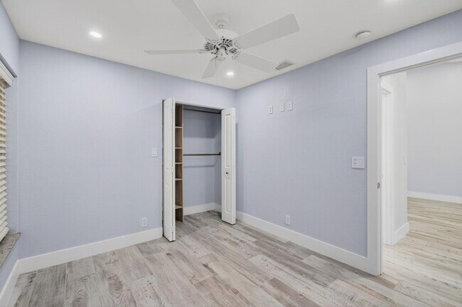 Building Photo - 3939 NE 5th Ave