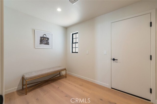 Building Photo - 8960 Oak Park Ave