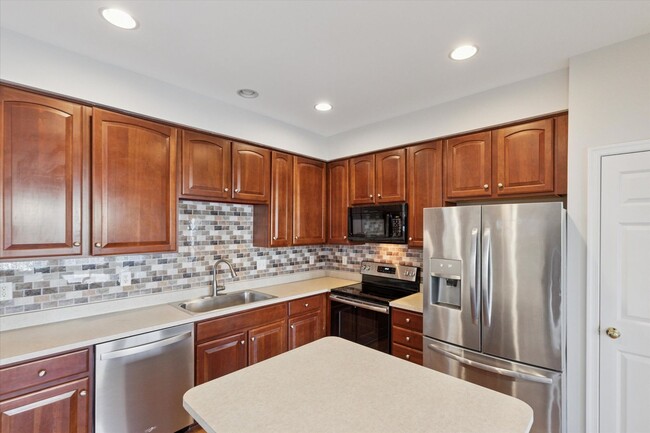 Building Photo - Newly Renovated 3 Bed 2.5 Bath Townhome in...