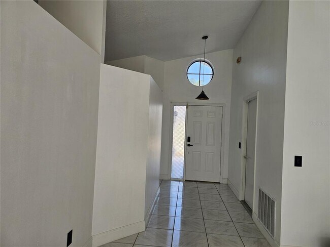 Building Photo - 826 N Horseshoe Bay Dr