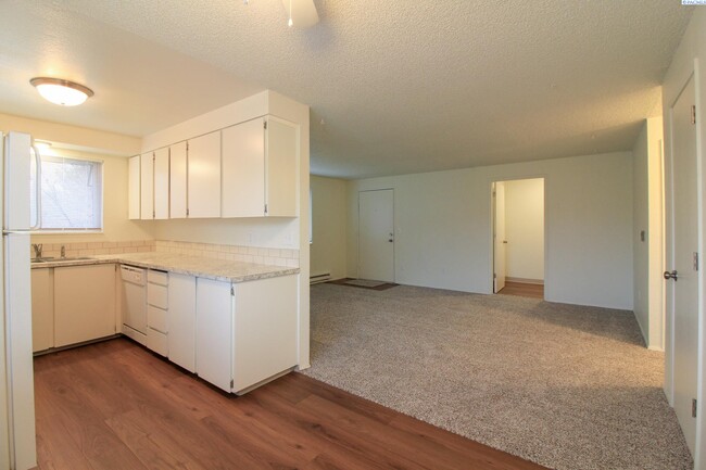 Building Photo - 2 Bed, 1 Bath Unit in Kennewick 4-Plex