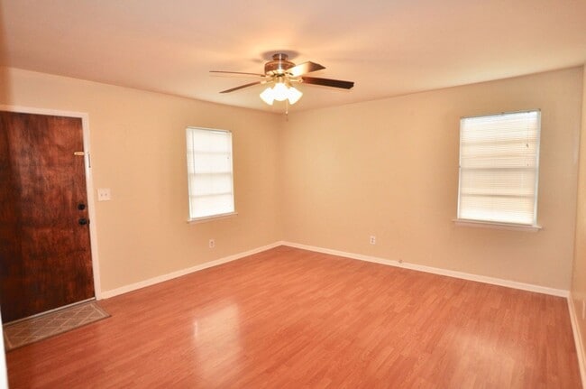Building Photo - FOR LEASE! Cute 3 BR - 1 BA Frame Home wit...