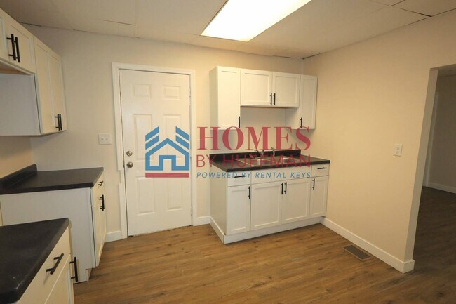 Building Photo - Four Bedroom House | One Bathroom