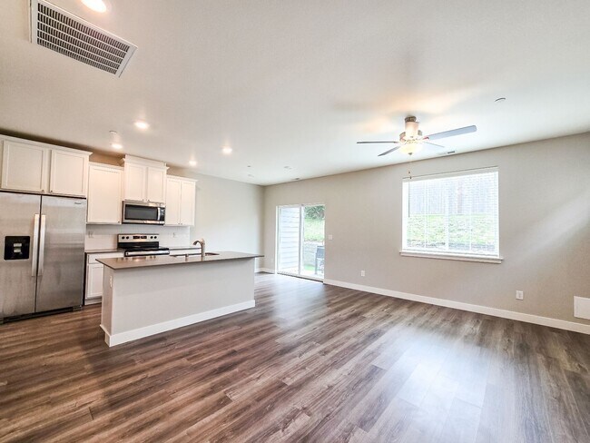 Building Photo - Newly Built Townhome 4bd 2.5ba