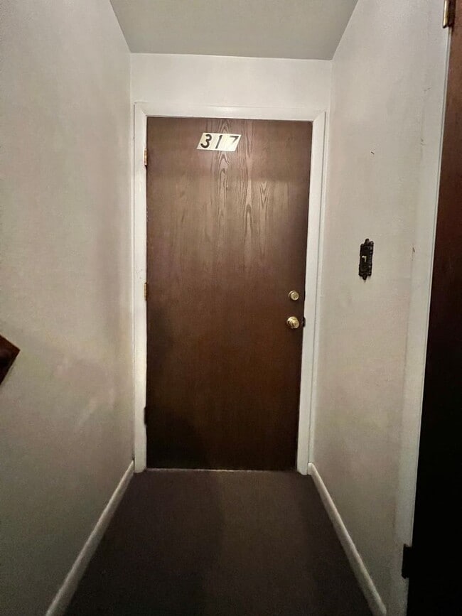 Building Photo - **Charming 2-Bedroom Downstairs Unit in Pr...